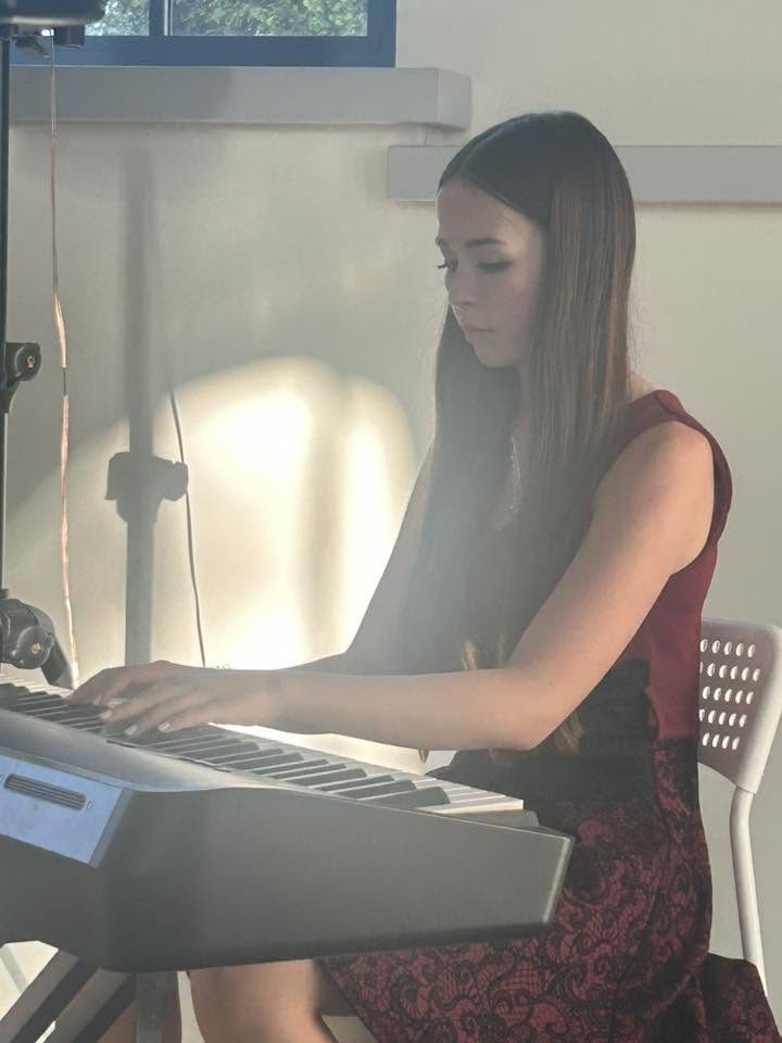 Žákyně u keyboardu